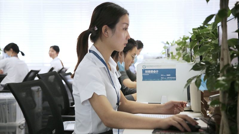在选择在线法律咨询服务时，可以从以下几个方面进行考虑：